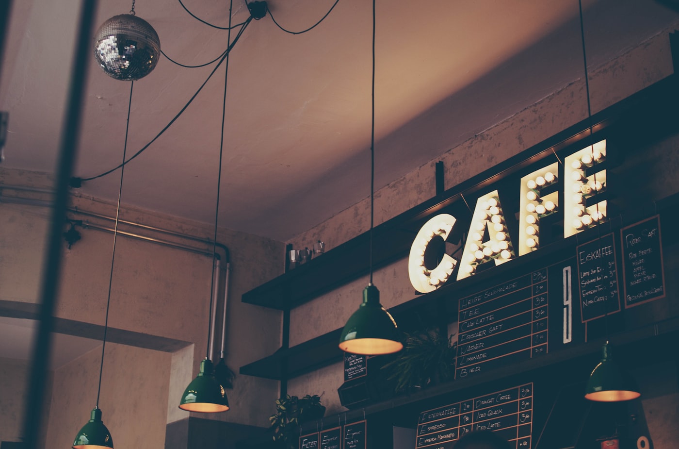 ナチュラルなカフェの店内